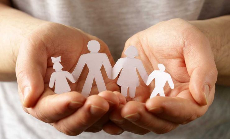 Mani che tengono sagome in carta