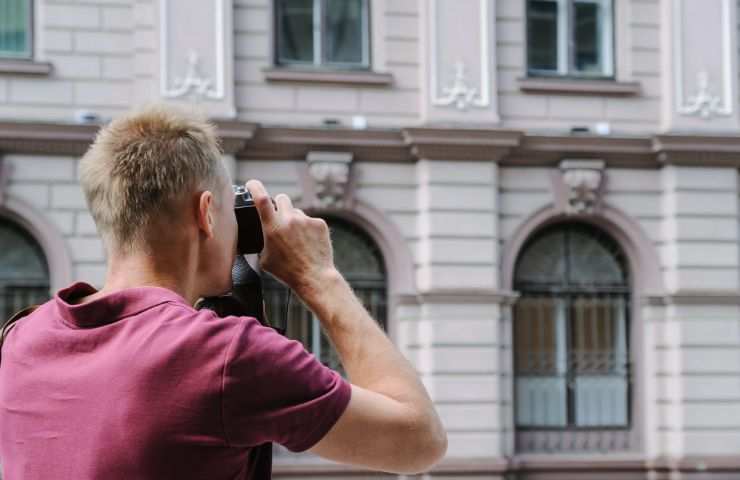 Uomo scatta foto