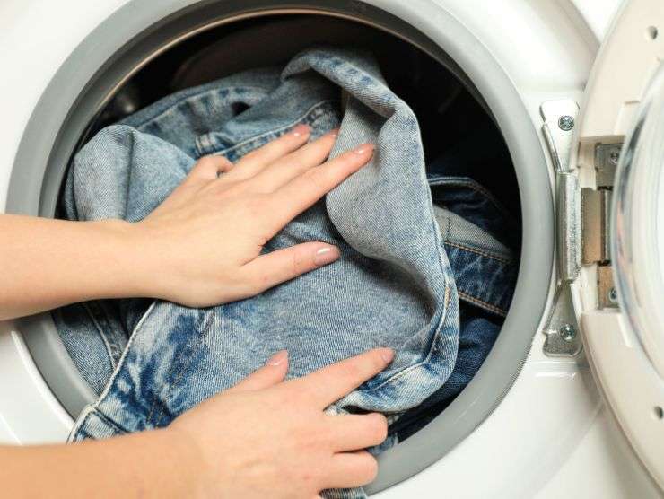 jeans in lavatrice