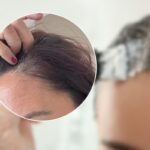 Riga di capelli bianchi