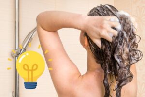 Donna che fa lo shampoo e immagine di una lampadina