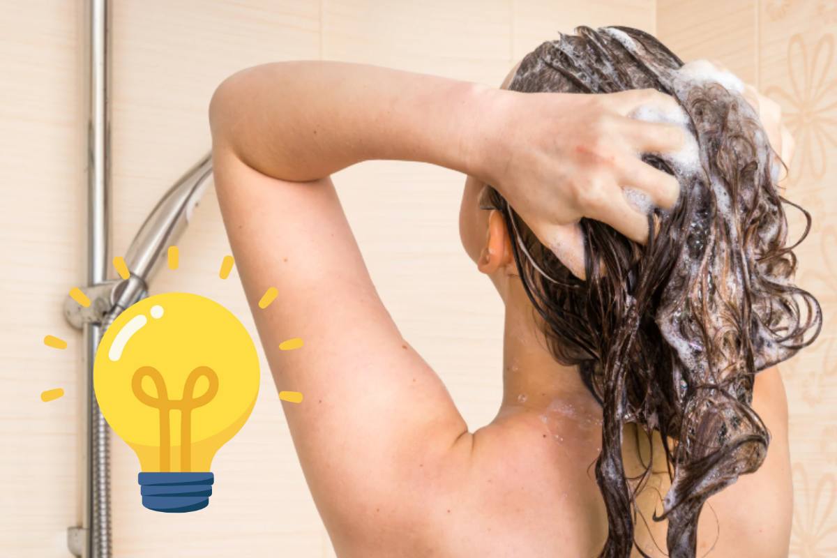 Donna che fa lo shampoo e immagine di una lampadina