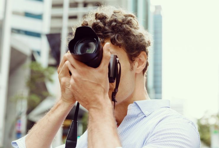 uomo con macchina fotografica