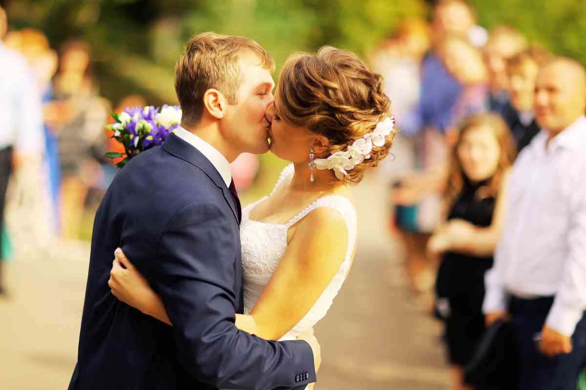 foto del pprimo bacio tra due sposi