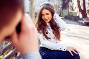 bella ragazza che si fa fare una foto