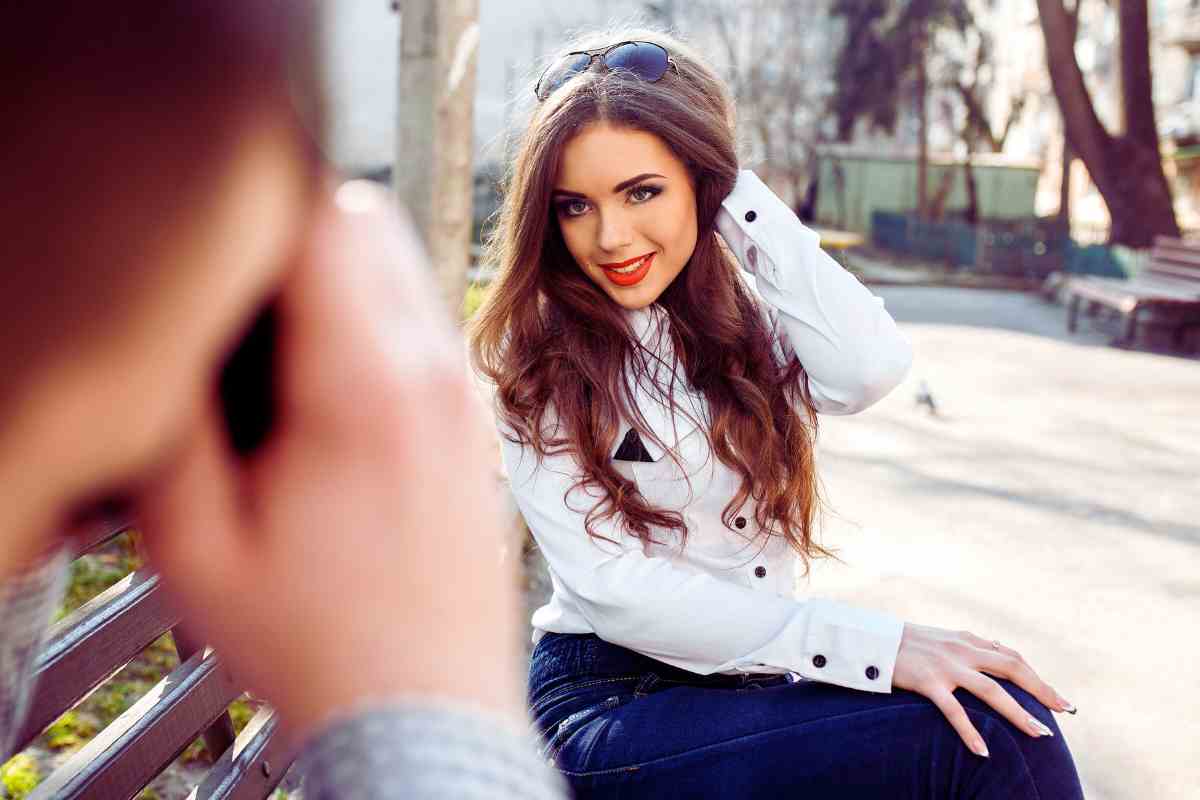 bella ragazza che si fa fare una foto