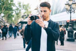 ragazzo che scatta foto in strada