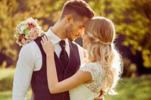 foto del matrimonio di due ragazzi