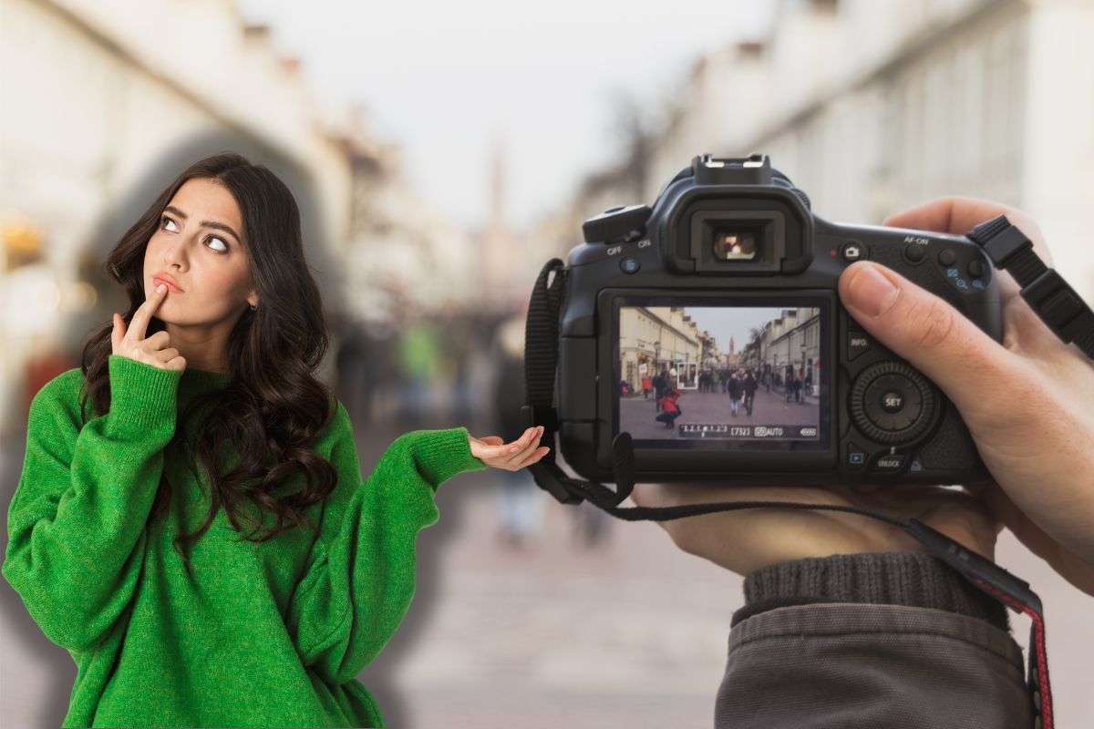 macchina fotografica che inquadra sconosciuti e donna che pensa