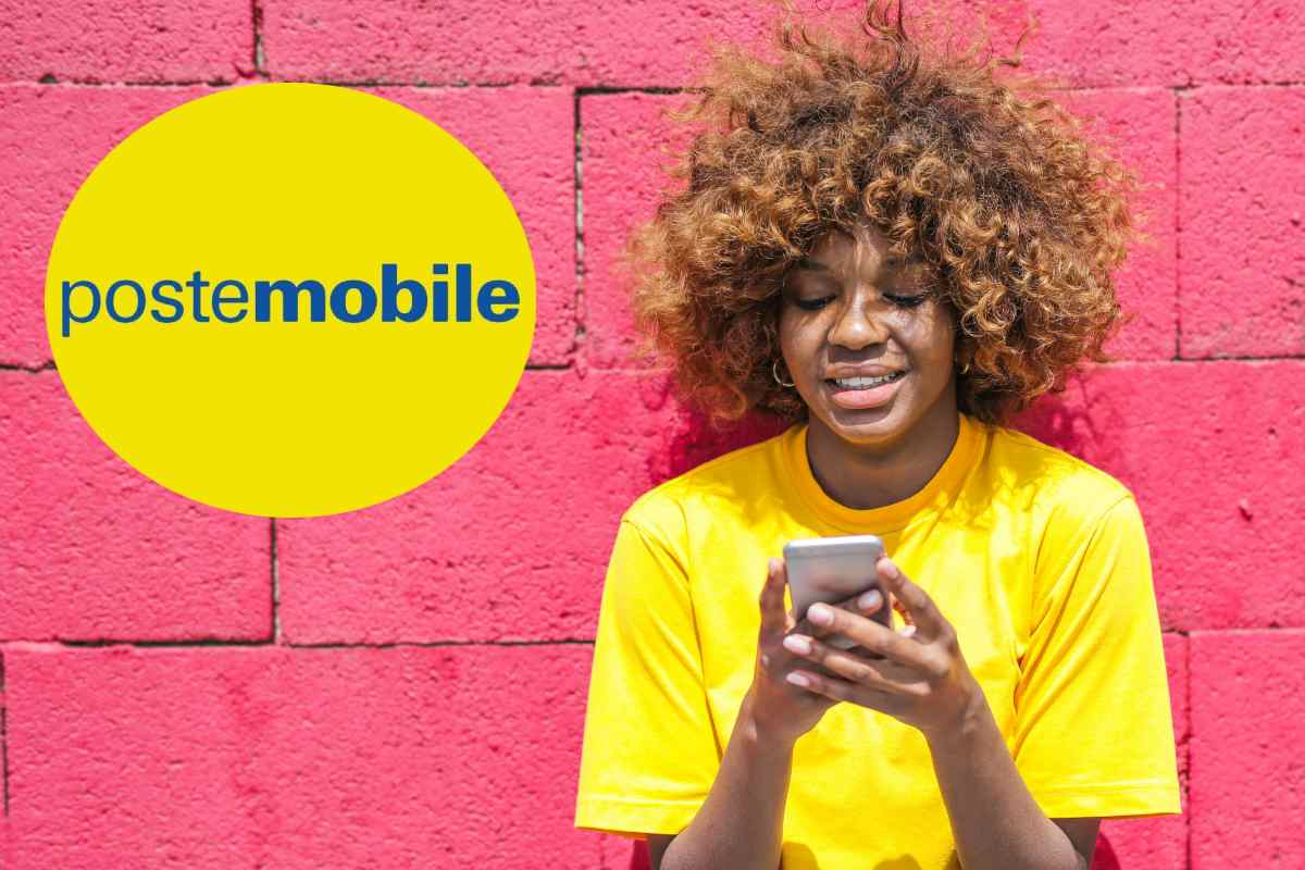 Una ragazza con una maglietta gialla e un telefono fra le mani e, in evidenza, il logo di Postemobile