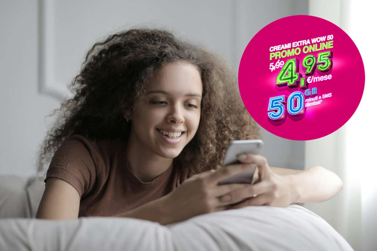 Una ragazza con i capelli ricci stesa a letto con il telefono fra le mani e, in evidenza, l'offerta di Postemobile