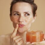 donna con scrub in mano